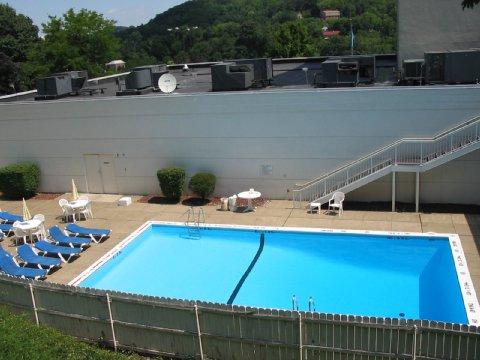 La Quinta Inn & Suites Pittsburgh North Exterior photo